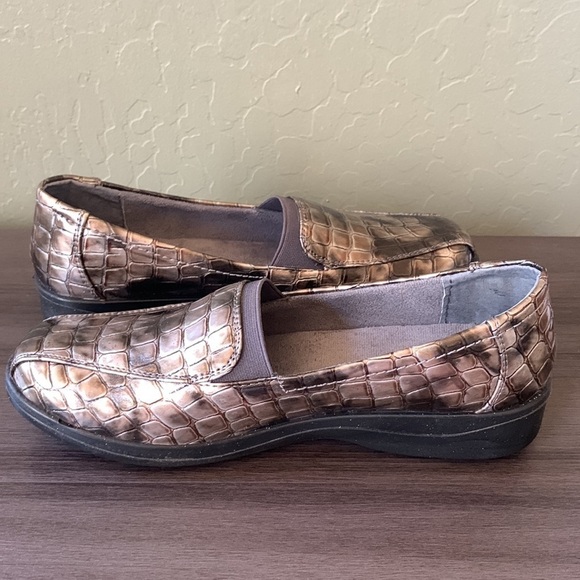 Easy Street Pewter Patent Leather Crocodile‎ Gage Loafers Size 8N NIB - Picture 6 of 8